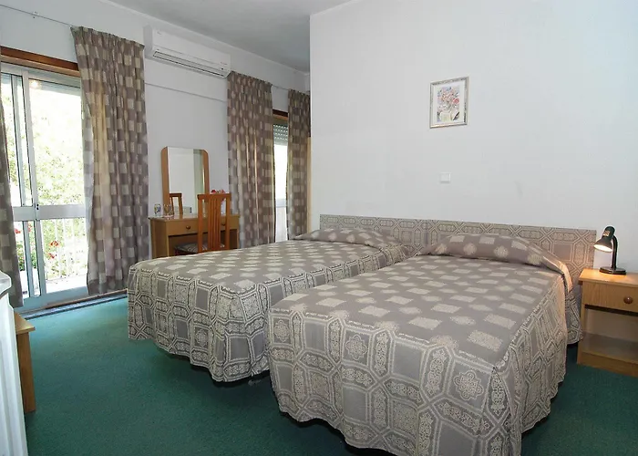 Pereira Cecilia Πανσιόν *